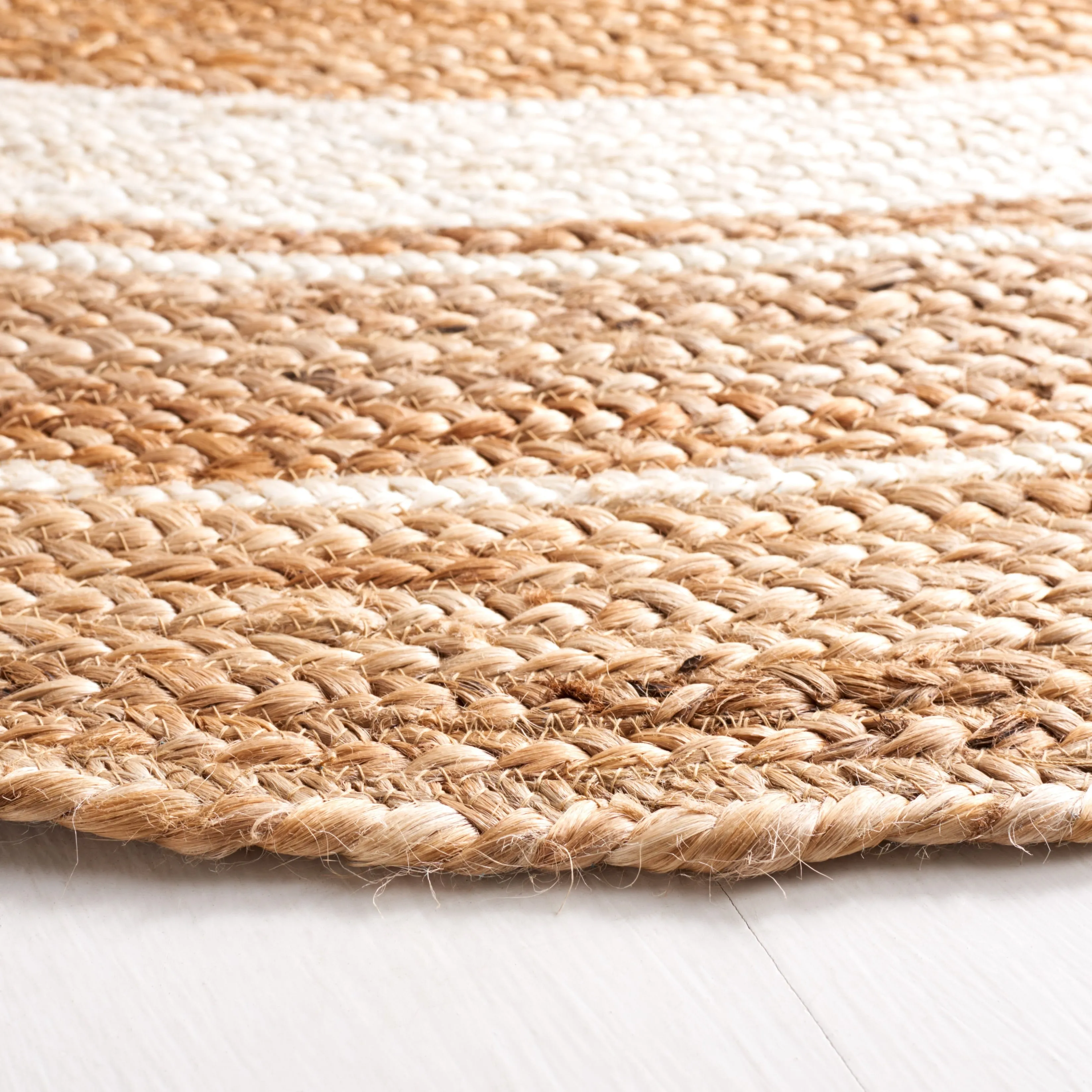 SAFAVIEH Natural Fiber Concetta Country Farmhouse Jute Rug