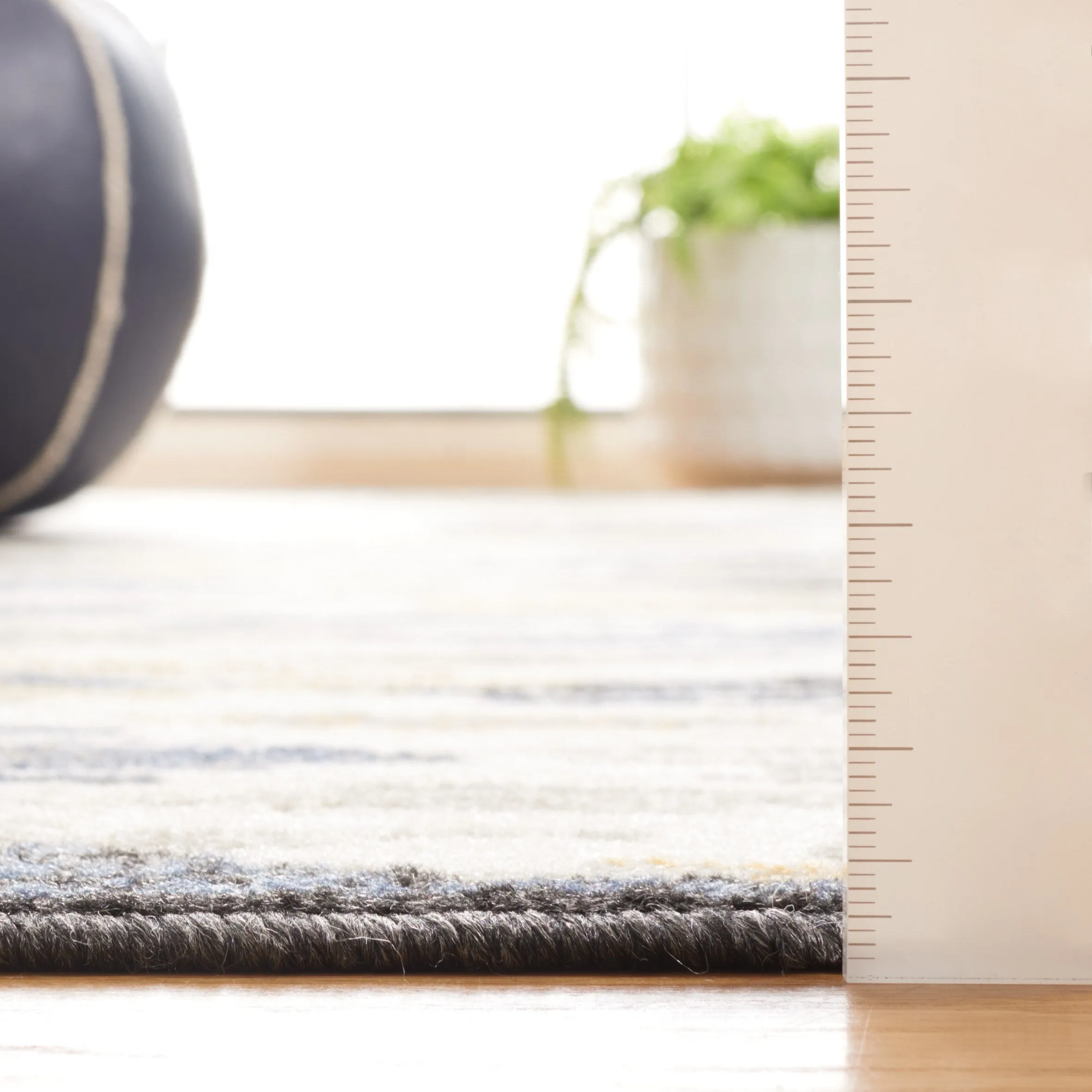 SAFAVIEH Pyramid Amaris Contemporary Rug