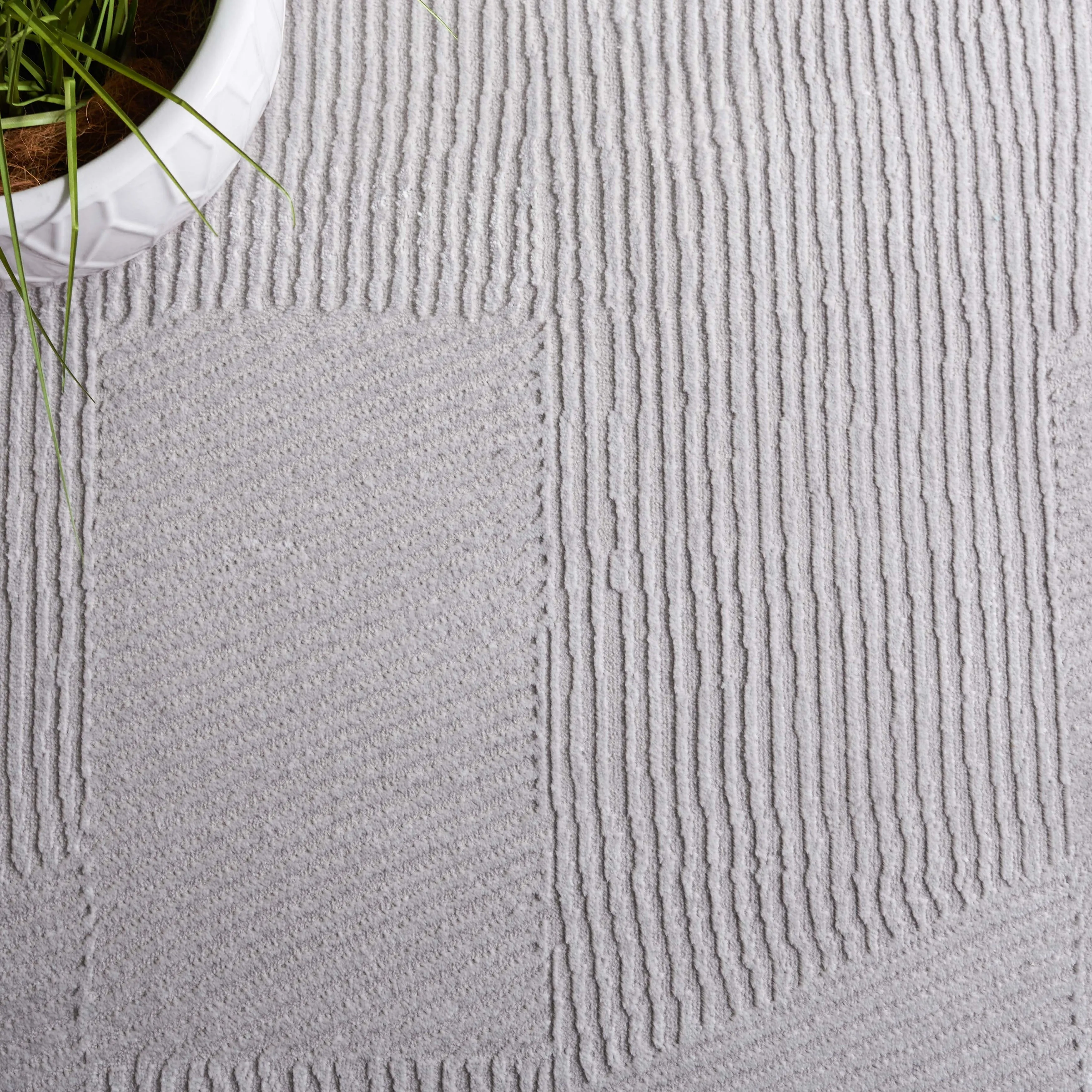 SAFAVIEH Saylor Gerarde Modern Geometric Rug