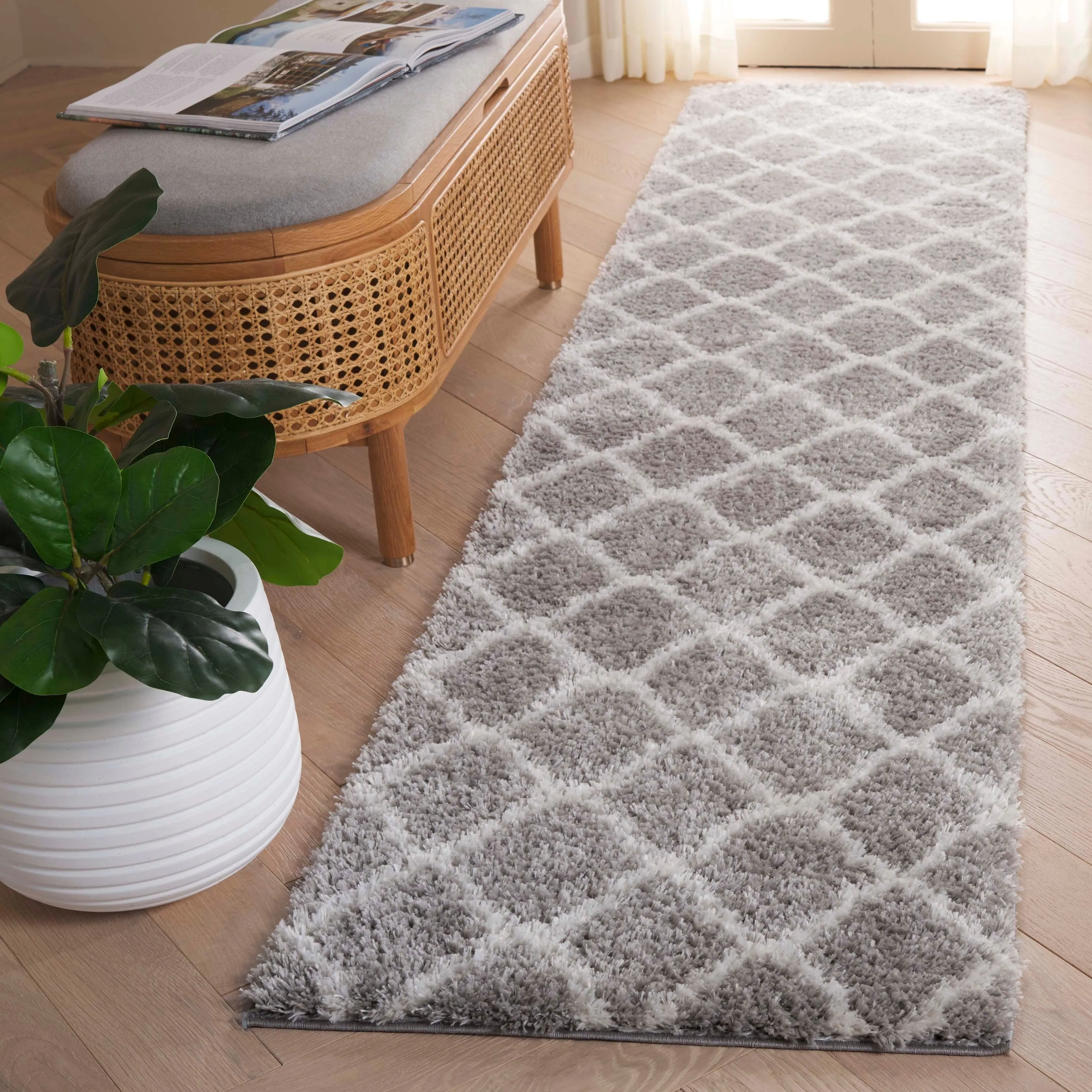 SAFAVIEH Tahoe Shag Etha Trellis 1.2-inch Thick Rug