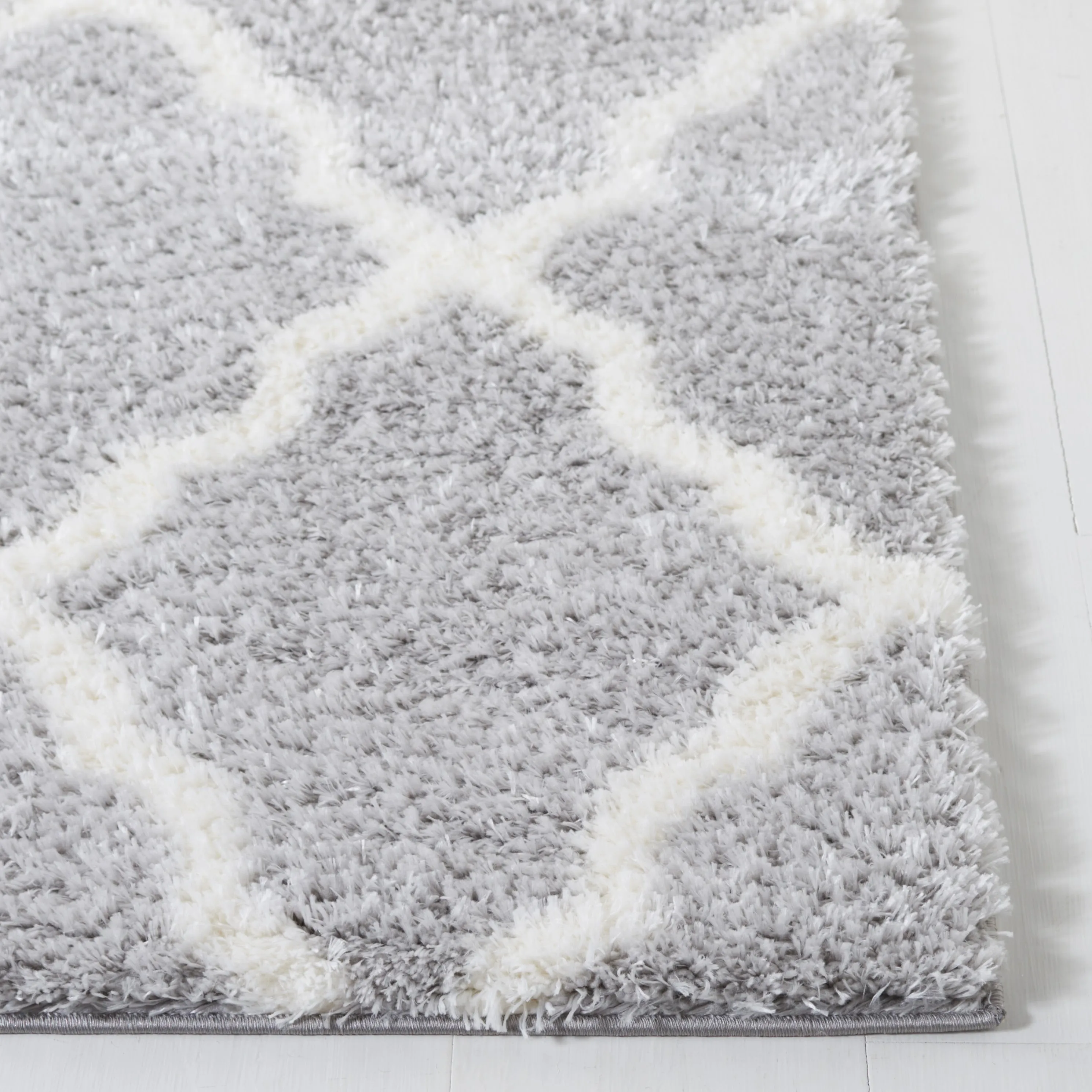 SAFAVIEH Tahoe Shag Etha Trellis 1.2-inch Thick Rug