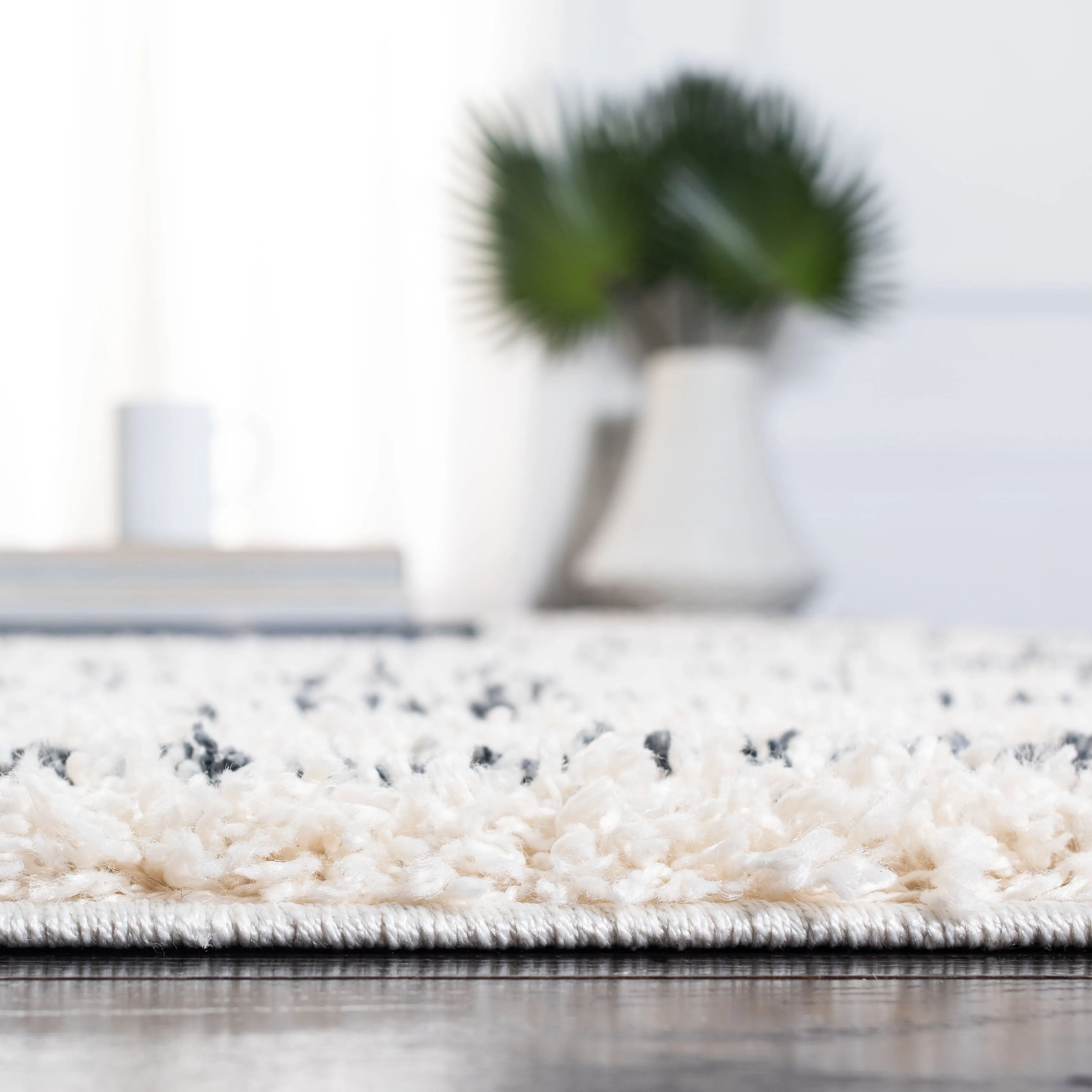 SAFAVIEH Venus Shag Moeidur 1.75-inch Thick Rug - Ivory/Dark Grey - 5' 3 x 7' 6