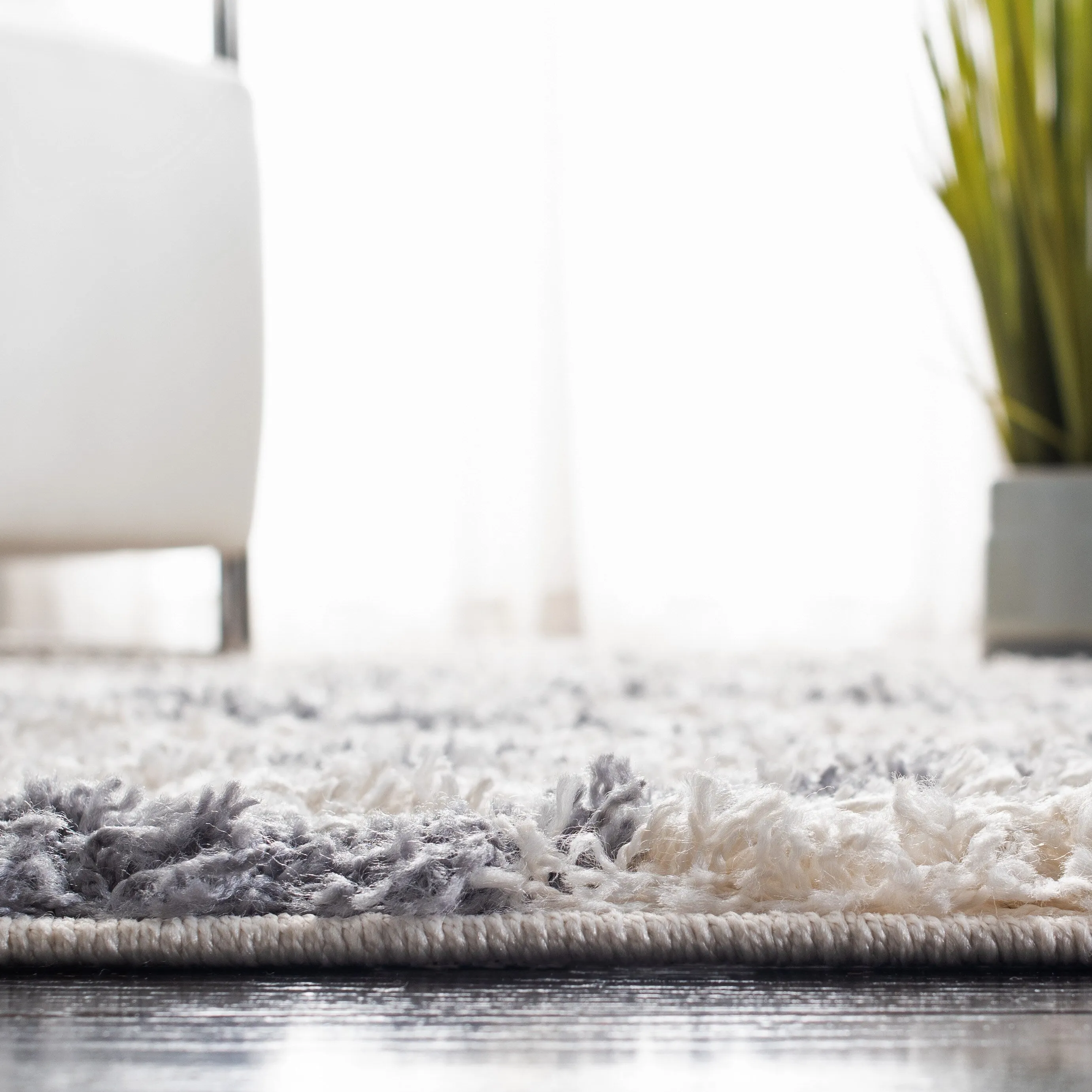 SAFAVIEH Venus Shag Zelma 1.75-inch Thick Rug