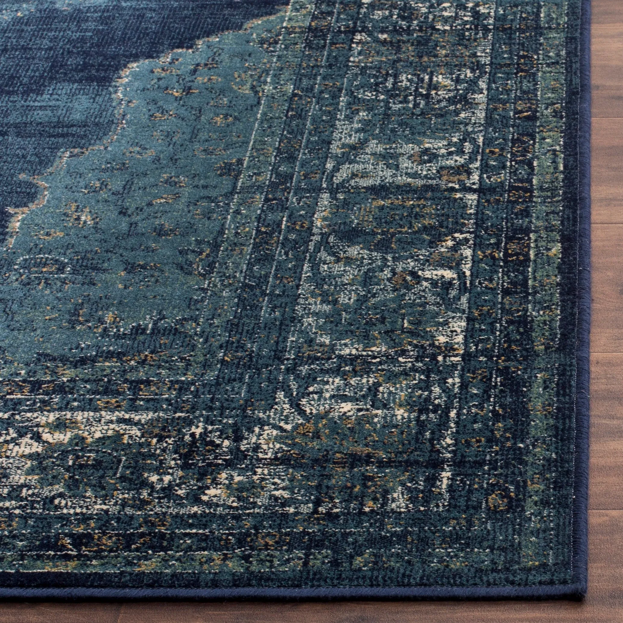 SAFAVIEH Vintage Berta Oriental Distressed Rug
