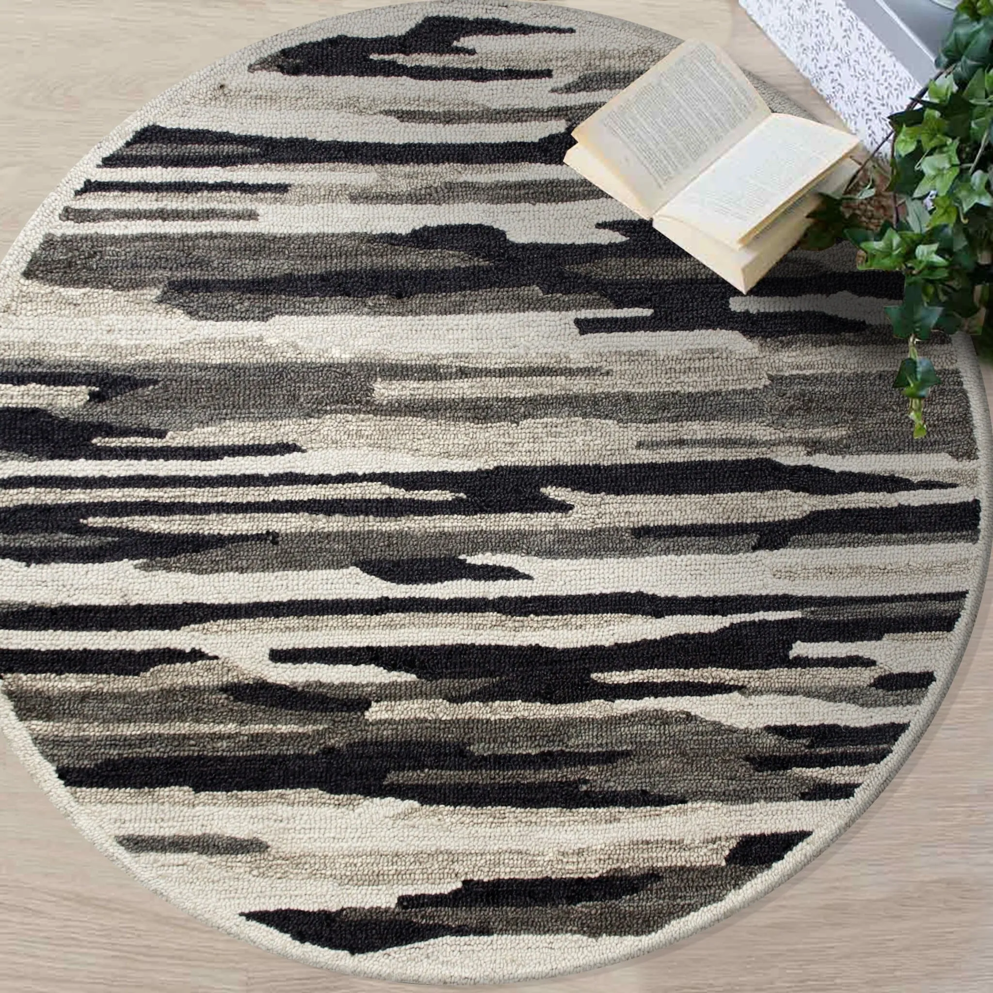 Sevita Distressed Cabin Camouflage Round Rug
