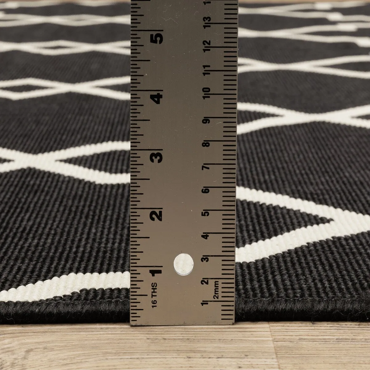 Style Haven Marianna Ornate Lattice Black/ Off-White Loop Pile Indoor Outdoor Area Rug