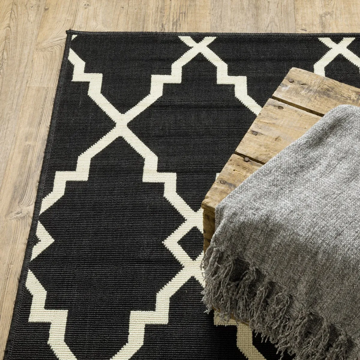 Style Haven Marianna Ornate Lattice Black/ Off-White Loop Pile Indoor Outdoor Area Rug
