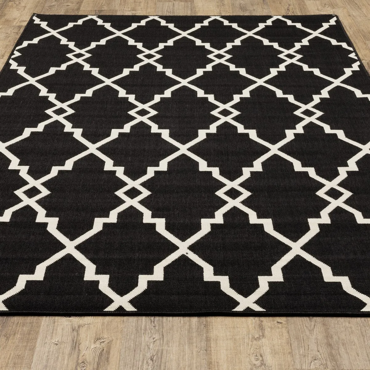 Style Haven Marianna Ornate Lattice Black/ Off-White Loop Pile Indoor Outdoor Area Rug