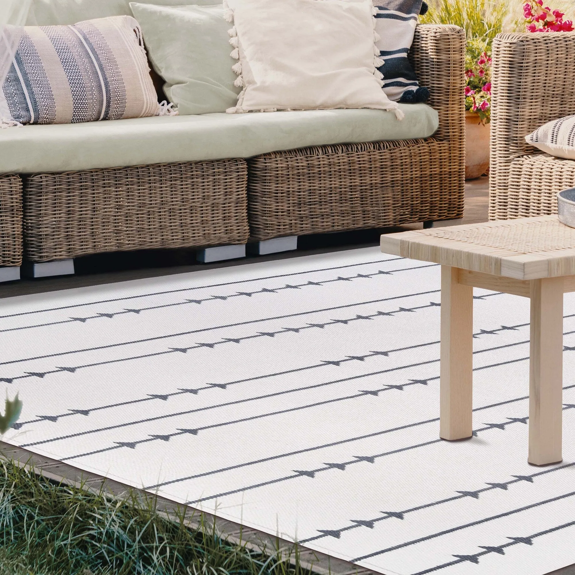 Superior Minimalist Bohemian Arrow Indoor Outdoor Area Rug