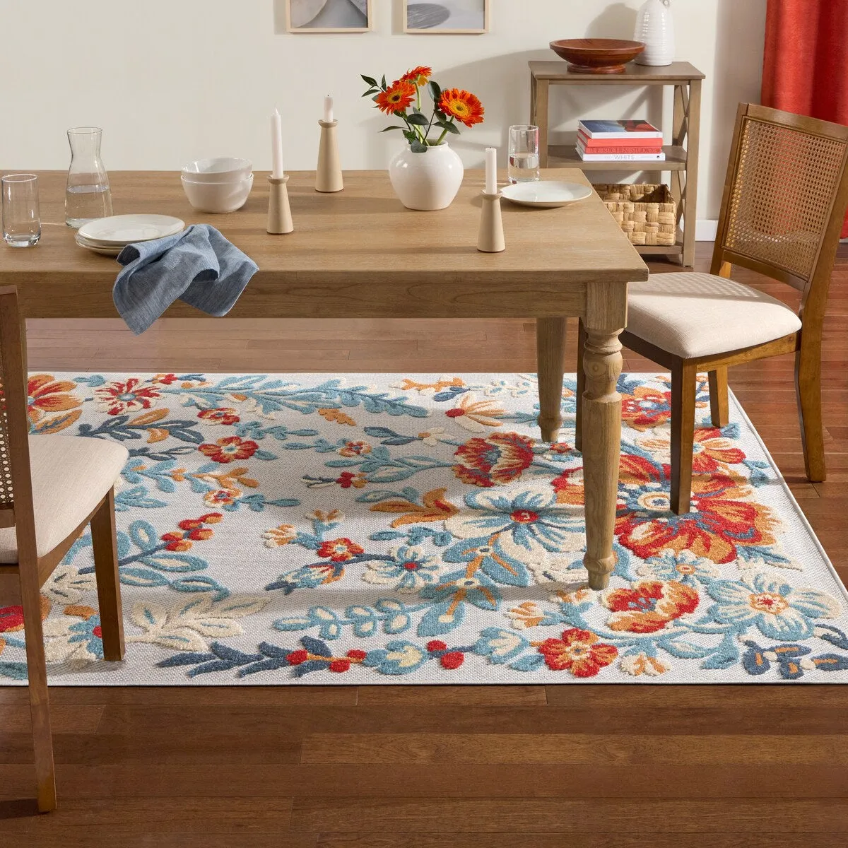 TOWN & COUNTRY EVERYDAY Hibiscus Bloom Modern Floral Indoor Outdoor Area Rug. UV Fade Resistant. High-Low Pile