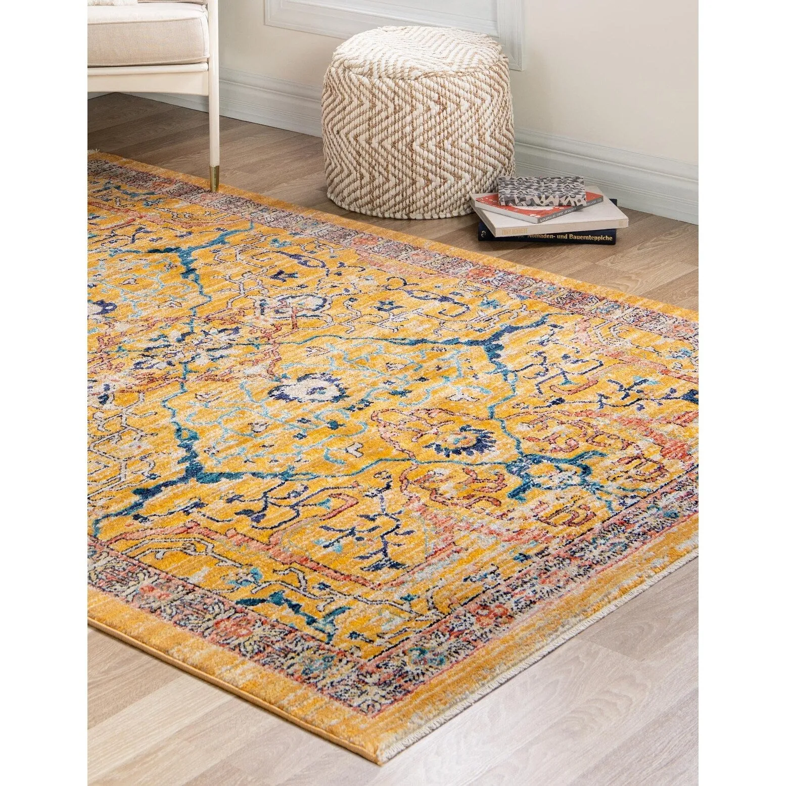 Traditional Nixa Collection Area Rug