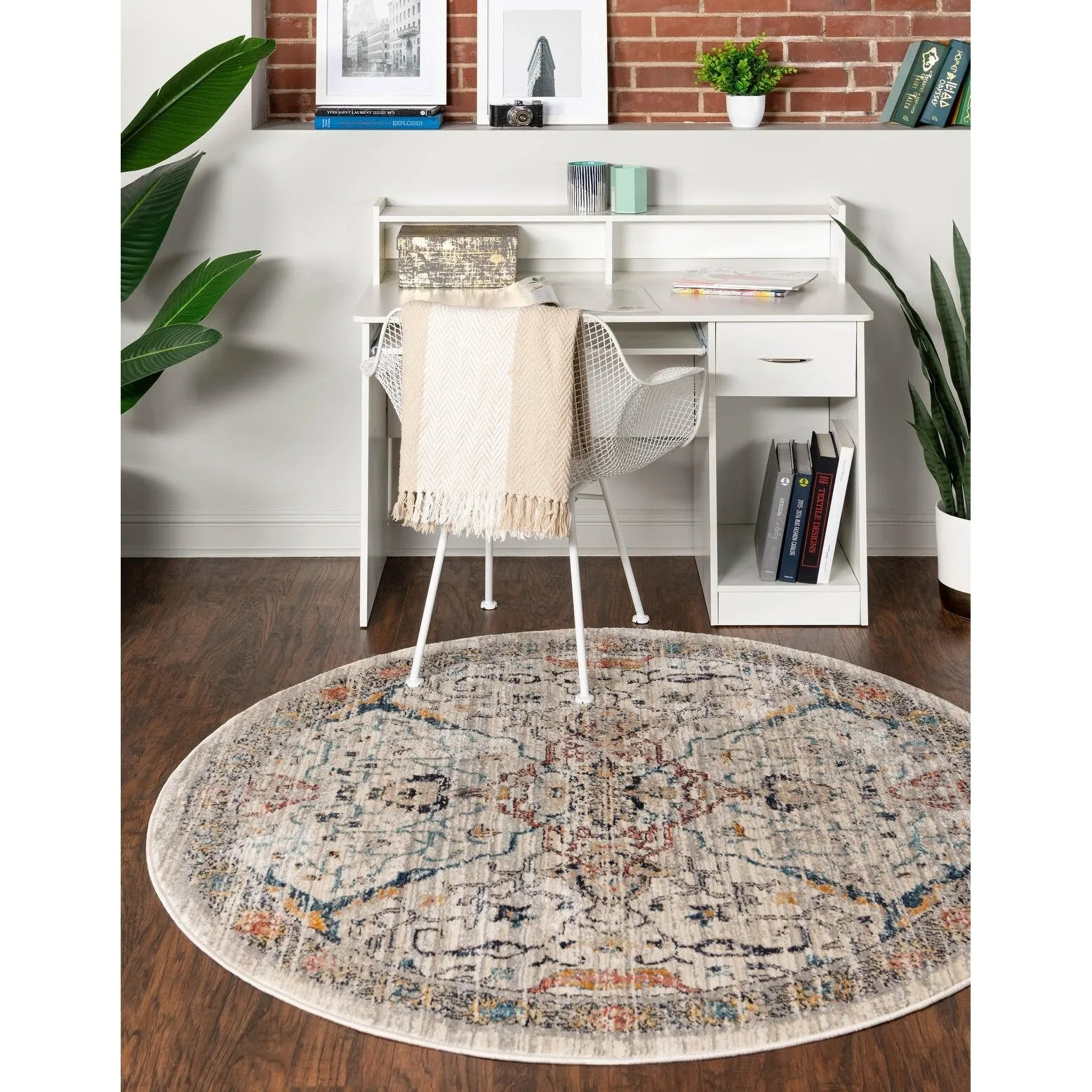 Traditional Nixa Collection Area Rug