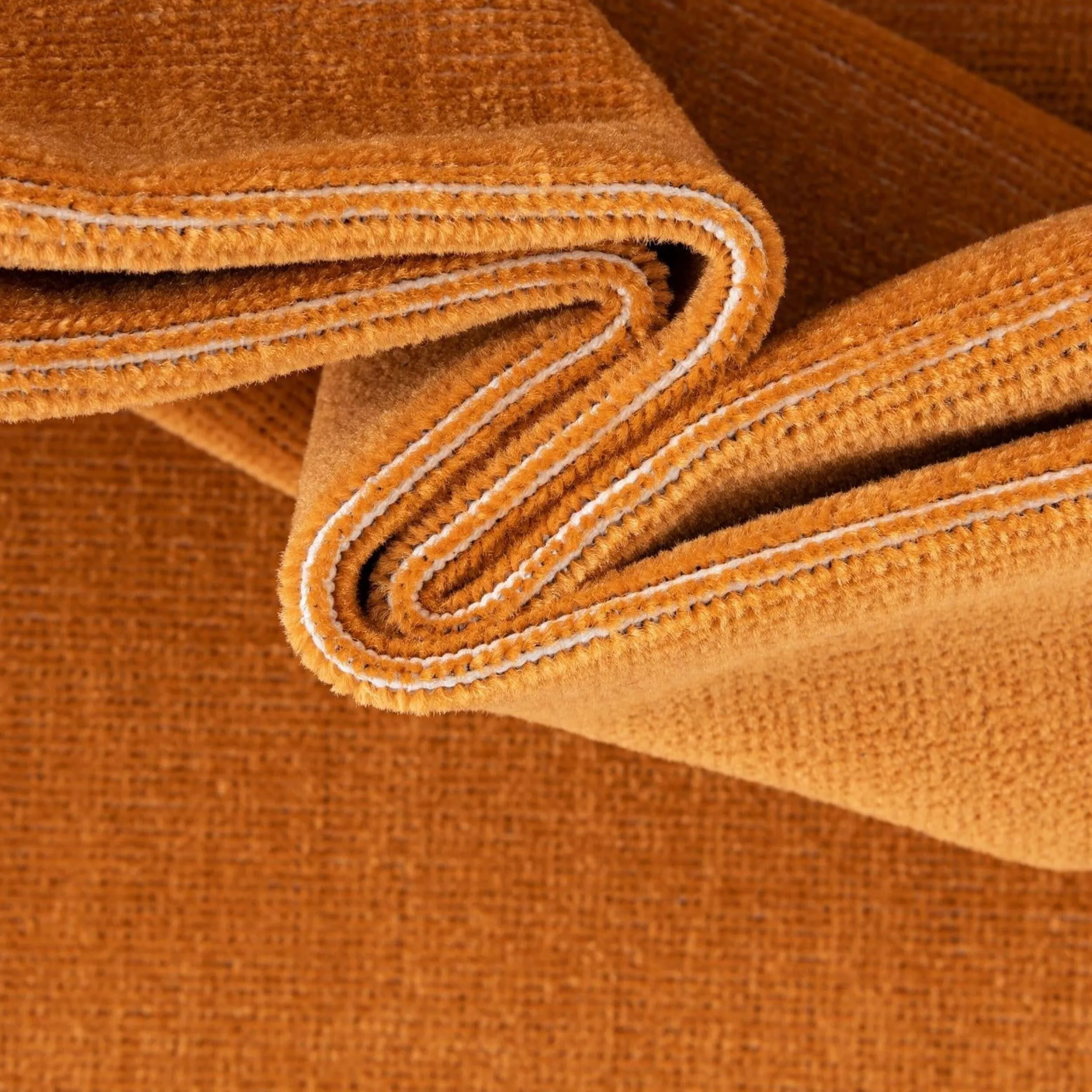 Traditional Yhogarc Collection Area Rug