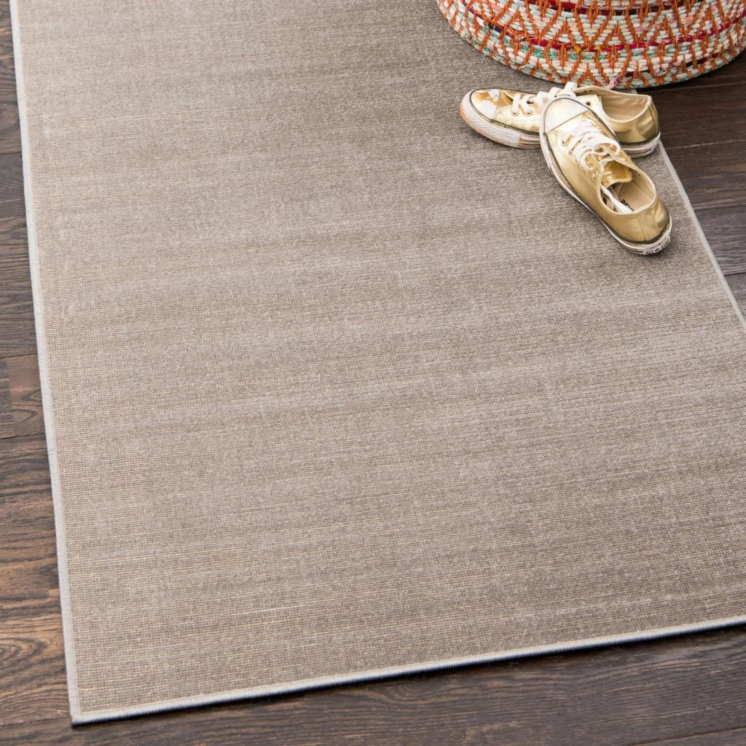 Traditional Yhogarc Collection Area Rug