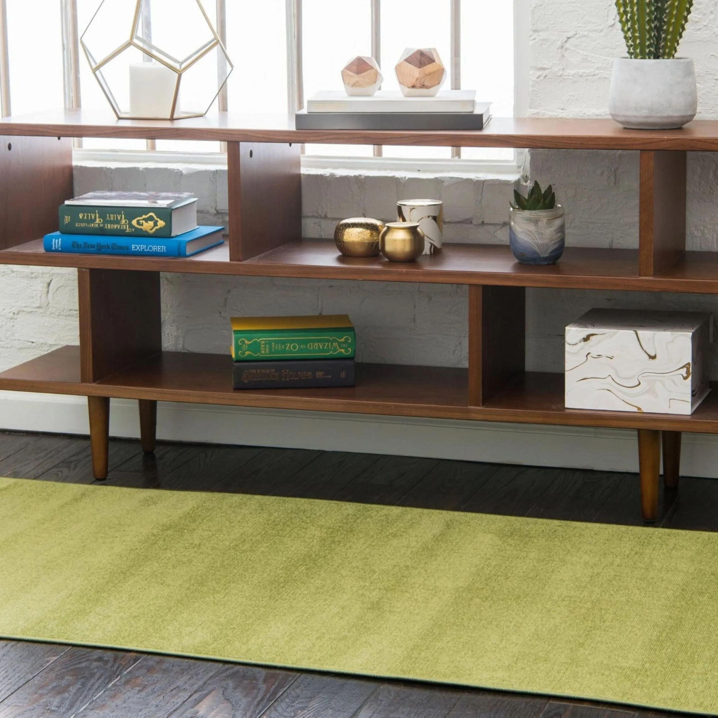 Traditional Yhogarc Collection Area Rug