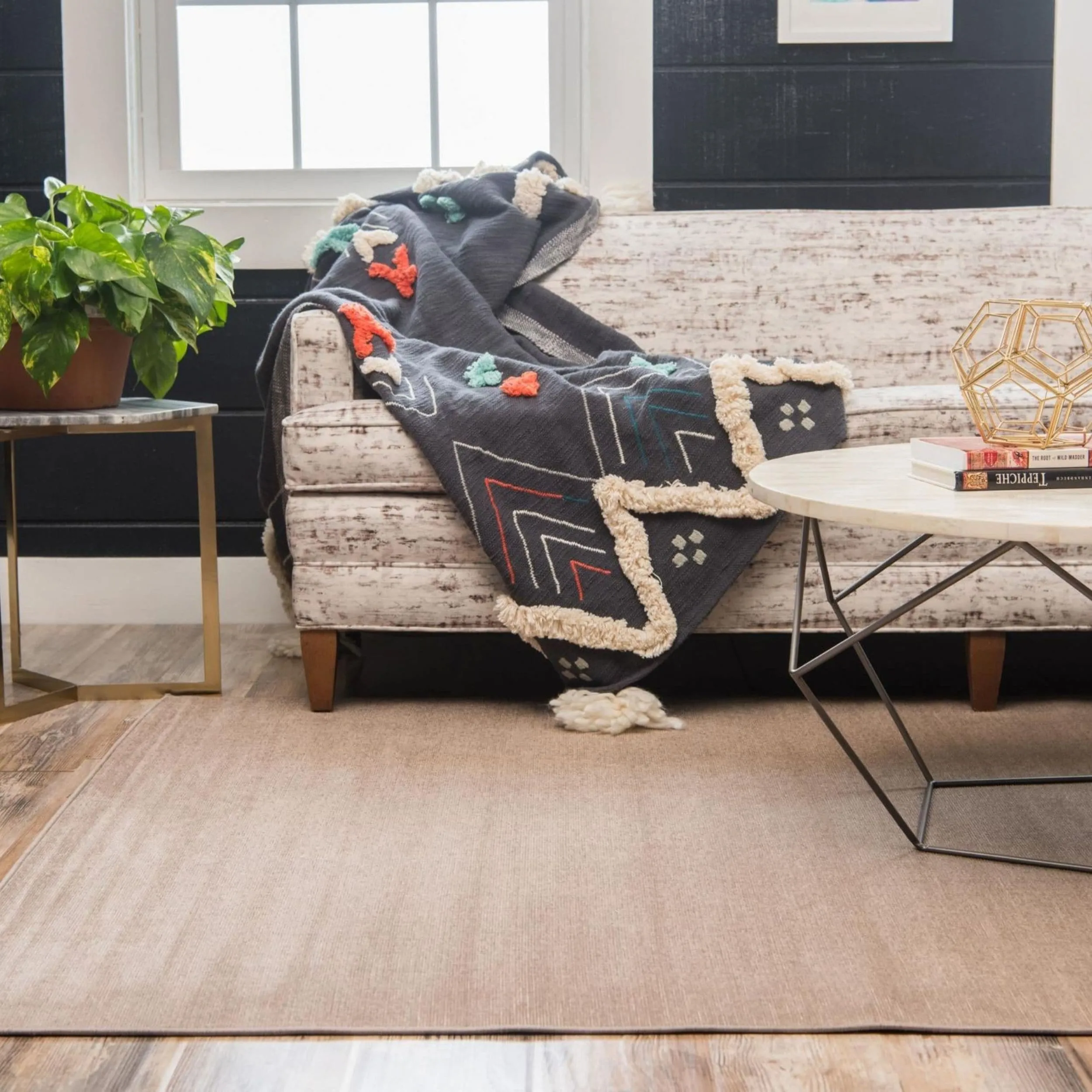 Traditional Yhogarc Collection Area Rug