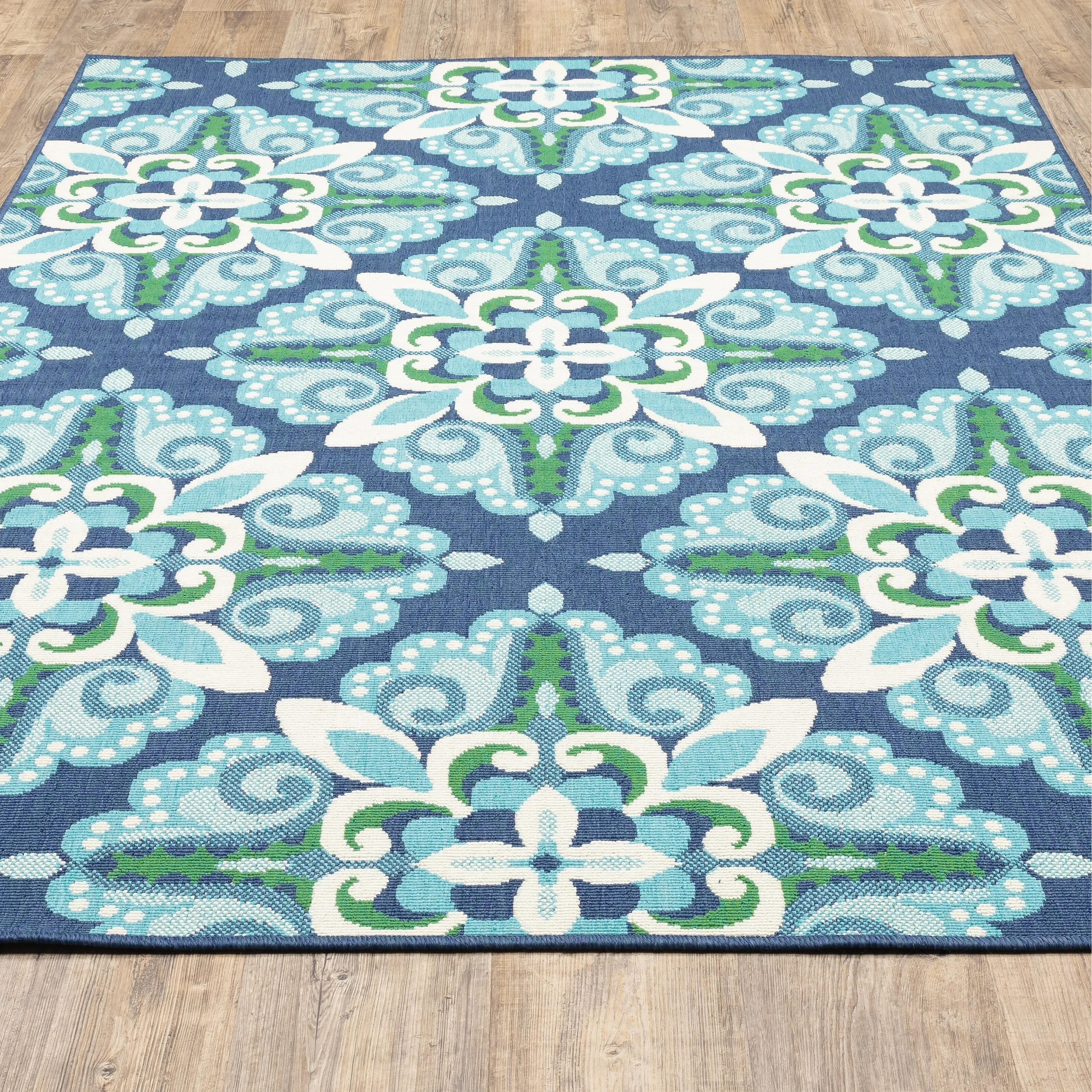 Vista Home Mackinac Medallion Blue/ Green Indoor-Outdoor Area Rug.