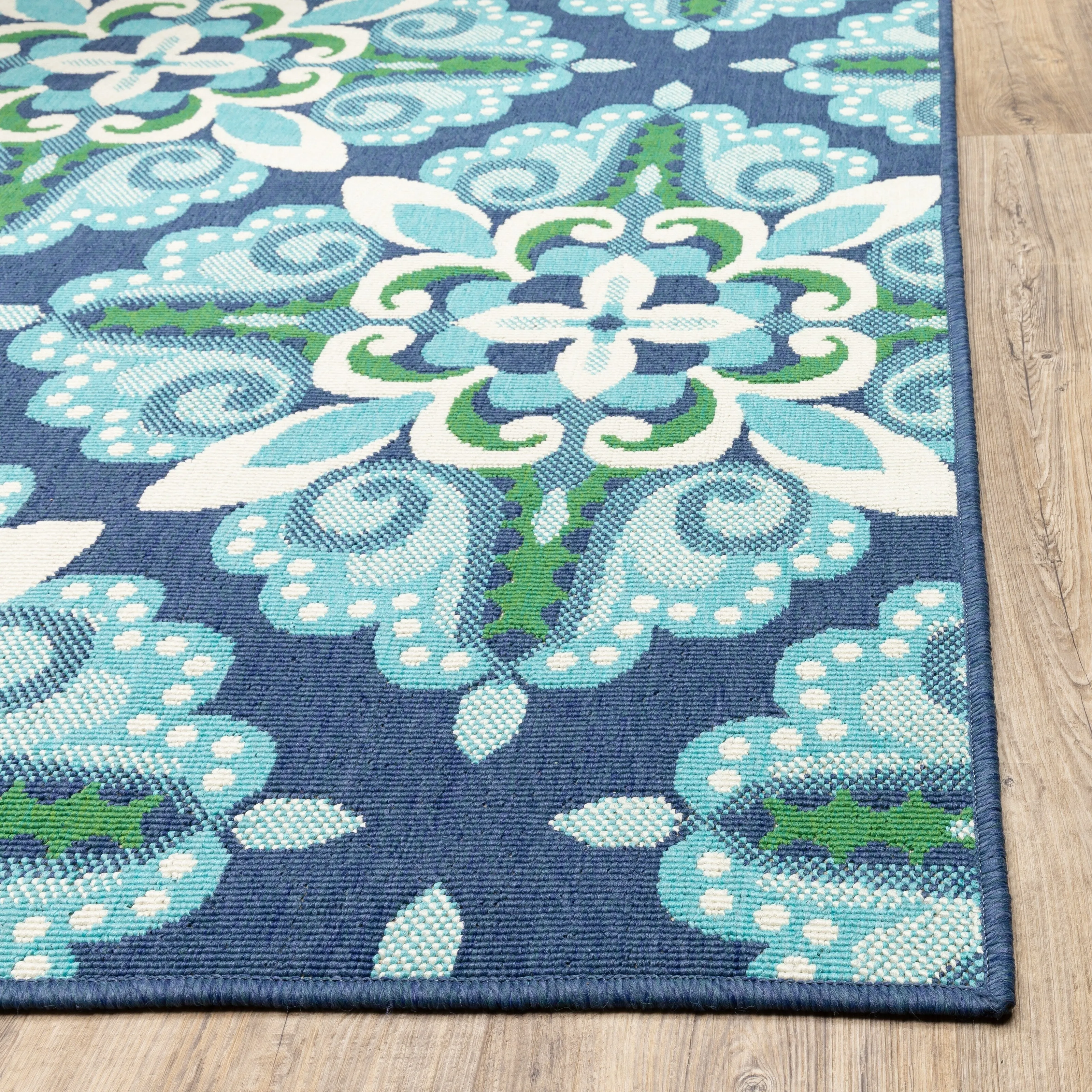Vista Home Mackinac Medallion Blue/ Green Indoor-Outdoor Area Rug.