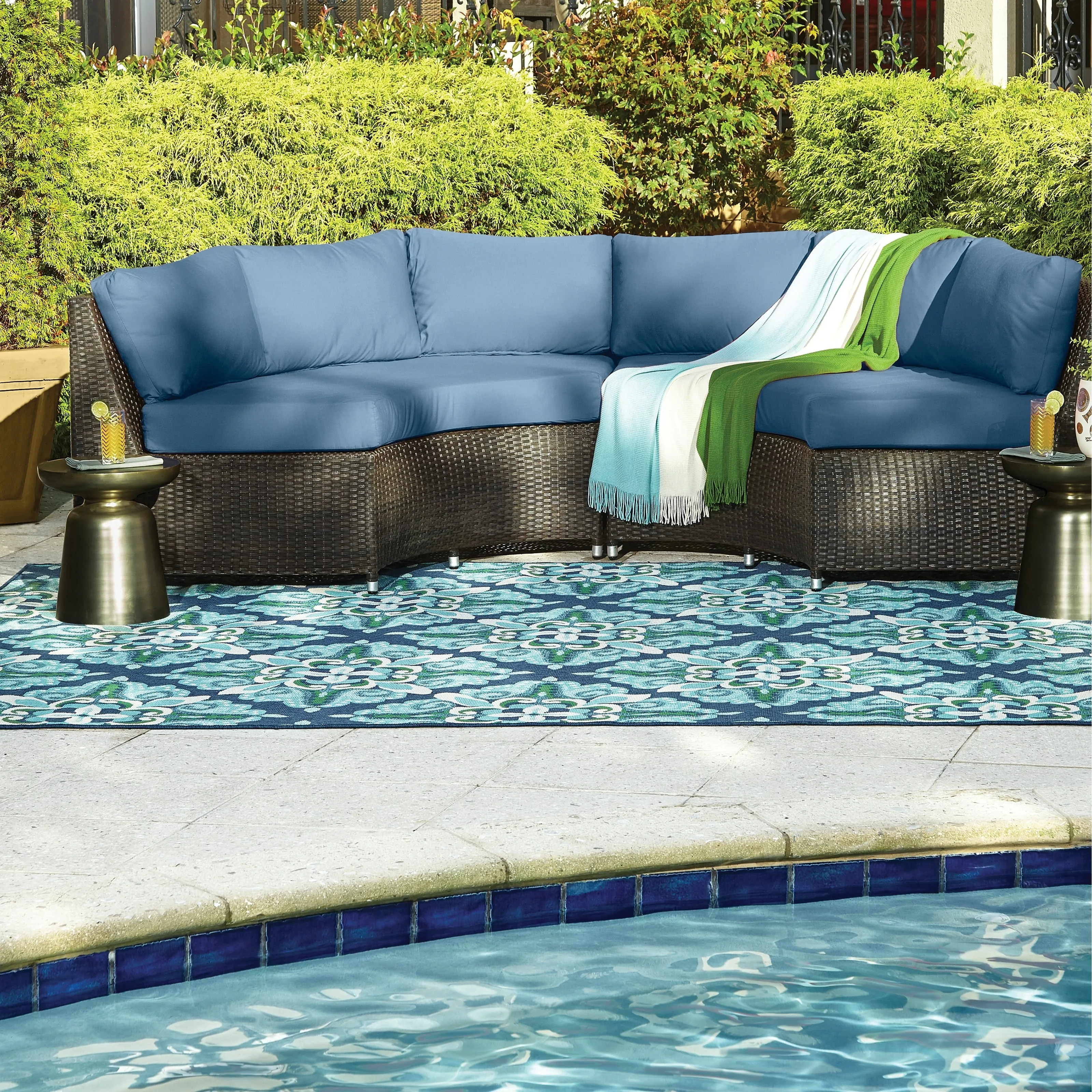 Vista Home Mackinac Medallion Blue/ Green Indoor-Outdoor Area Rug.