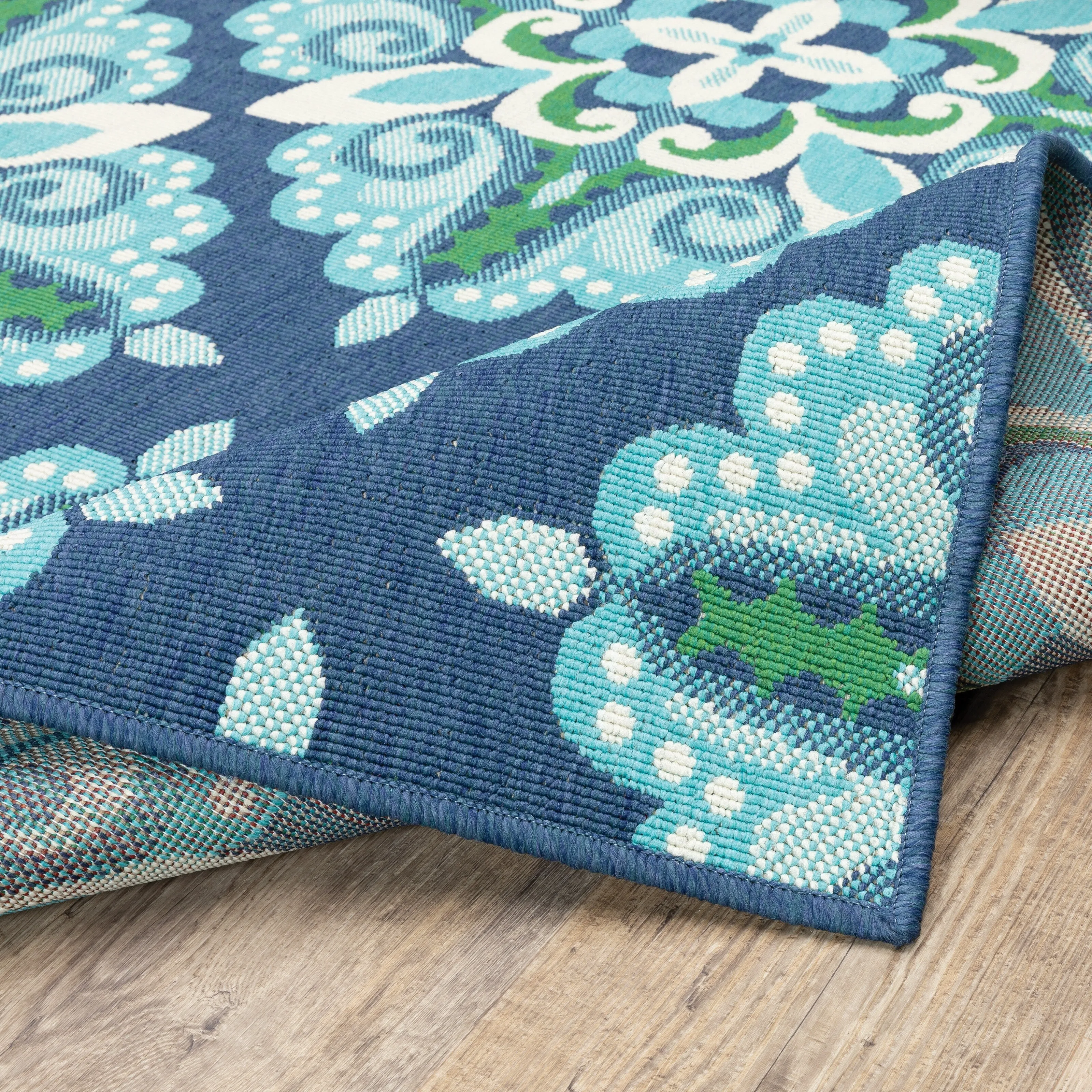 Vista Home Mackinac Medallion Blue/ Green Indoor-Outdoor Area Rug.