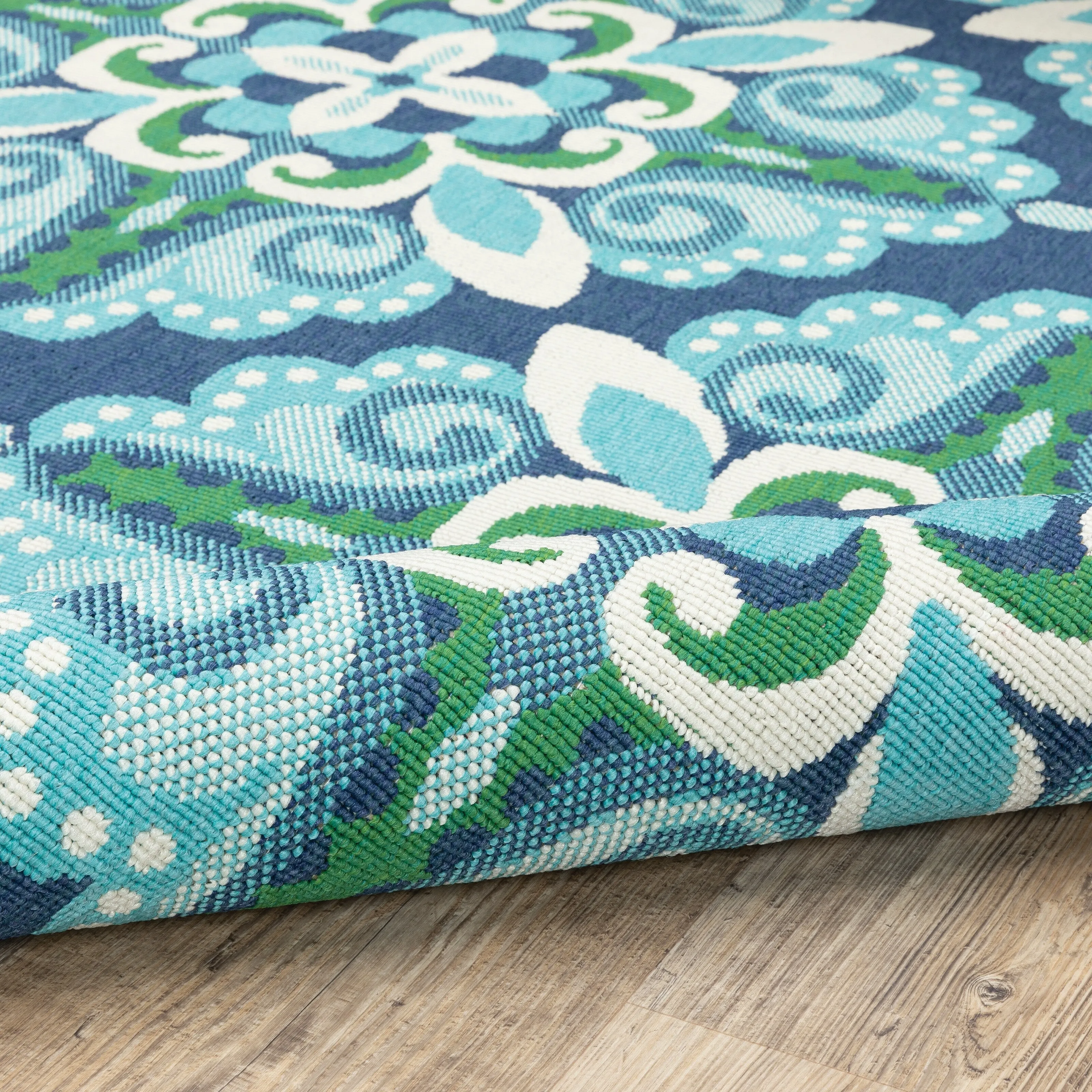 Vista Home Mackinac Medallion Blue/ Green Indoor-Outdoor Area Rug.