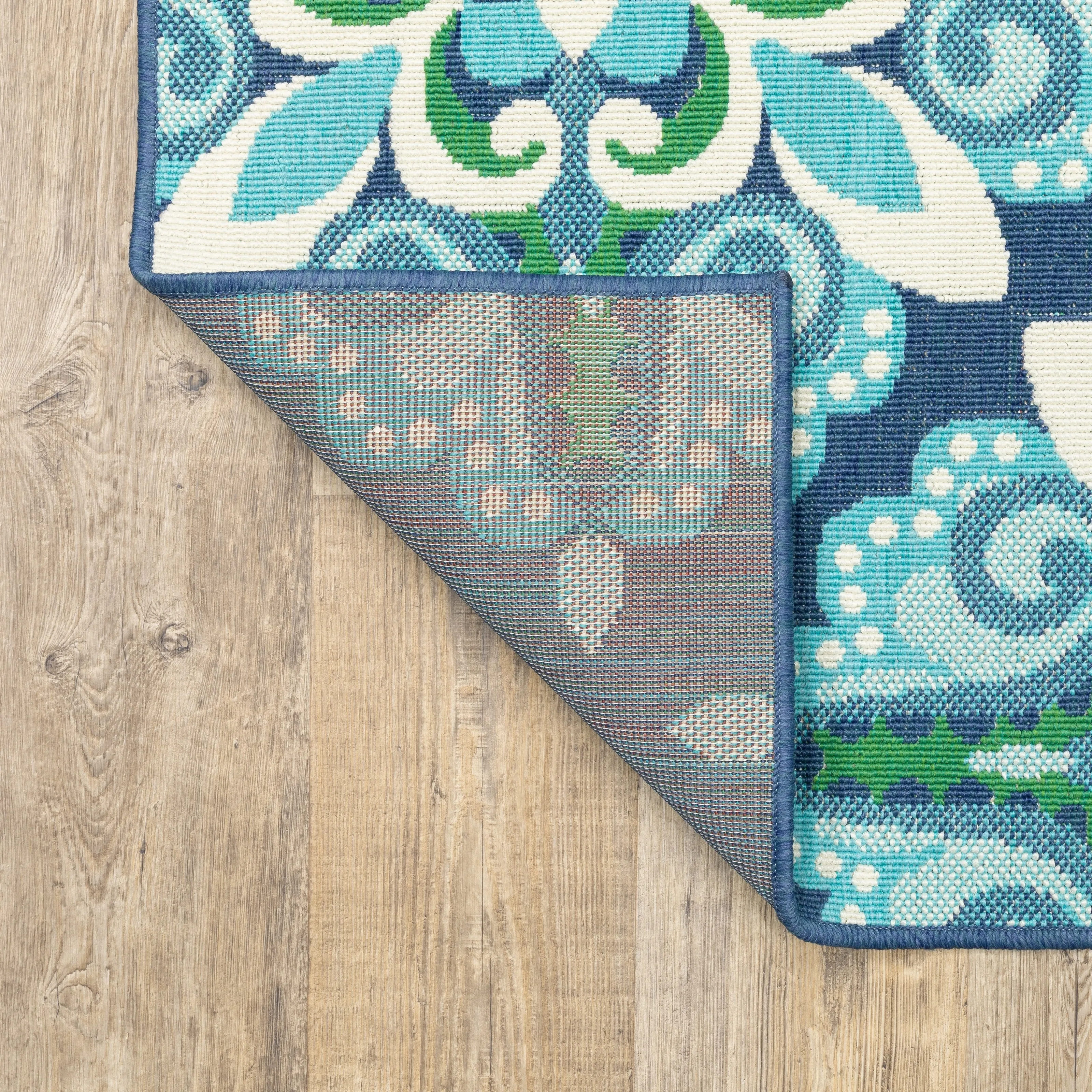 Vista Home Mackinac Medallion Blue/ Green Indoor-Outdoor Area Rug.