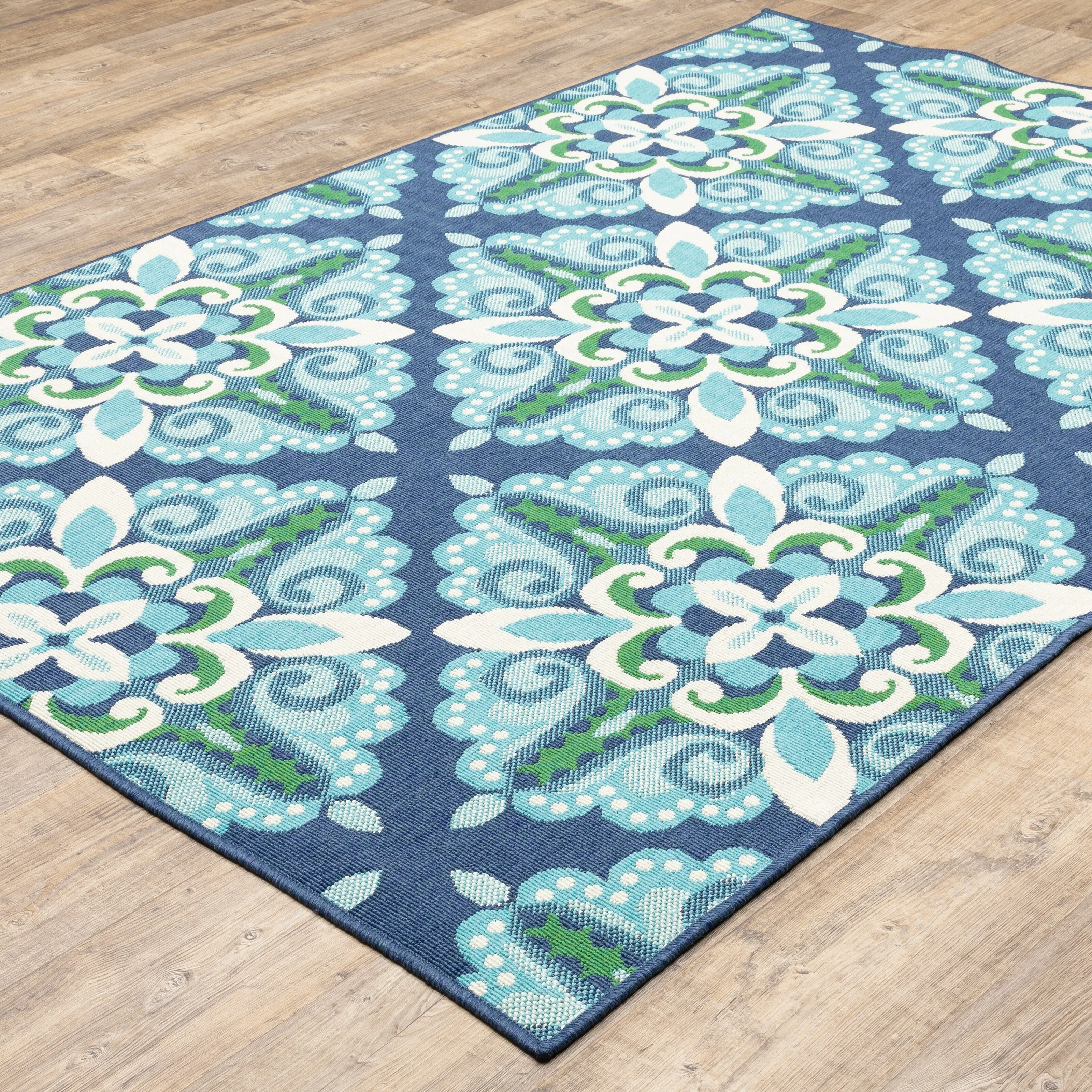 Vista Home Mackinac Medallion Blue/ Green Indoor-Outdoor Area Rug.