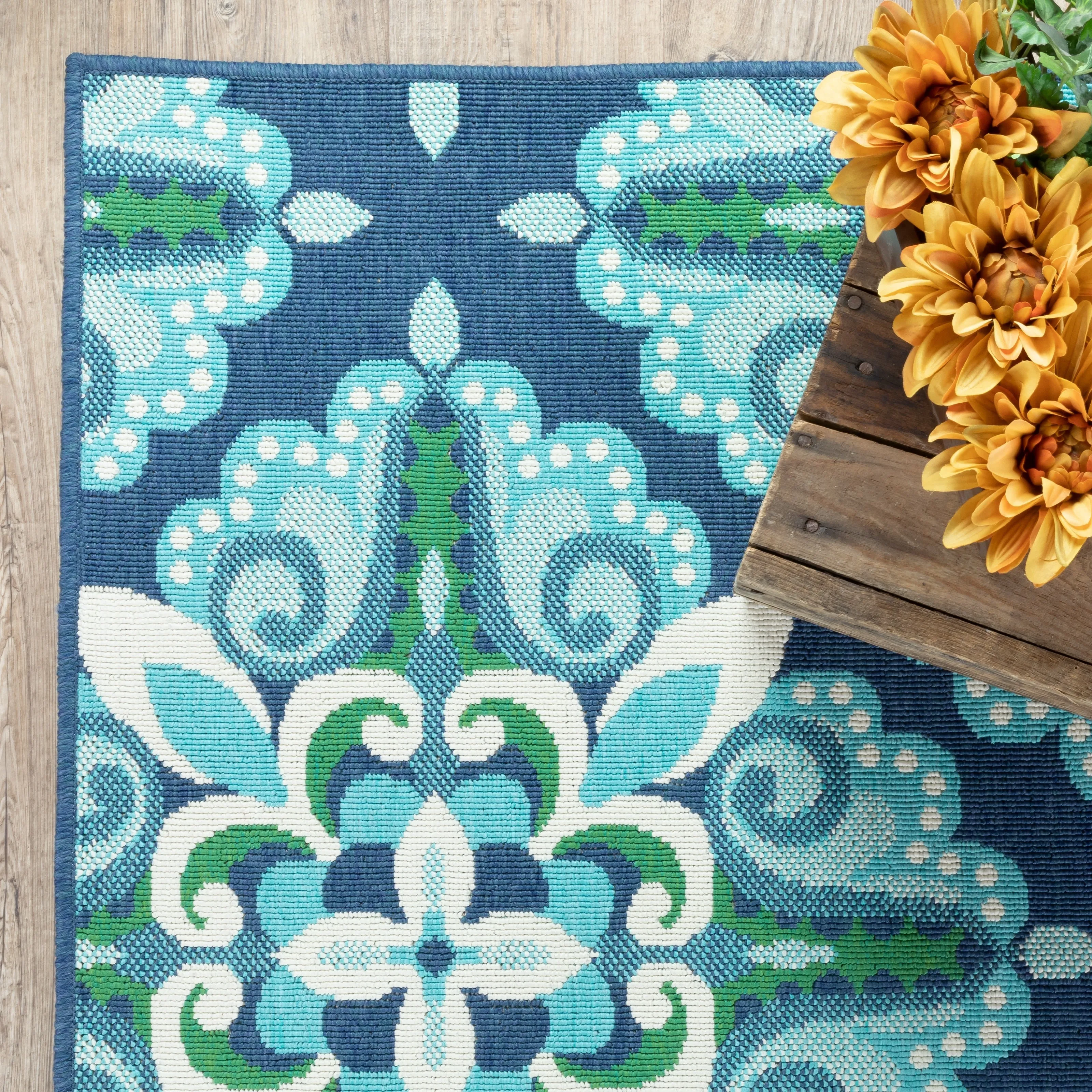 Vista Home Mackinac Medallion Blue/ Green Indoor-Outdoor Area Rug.