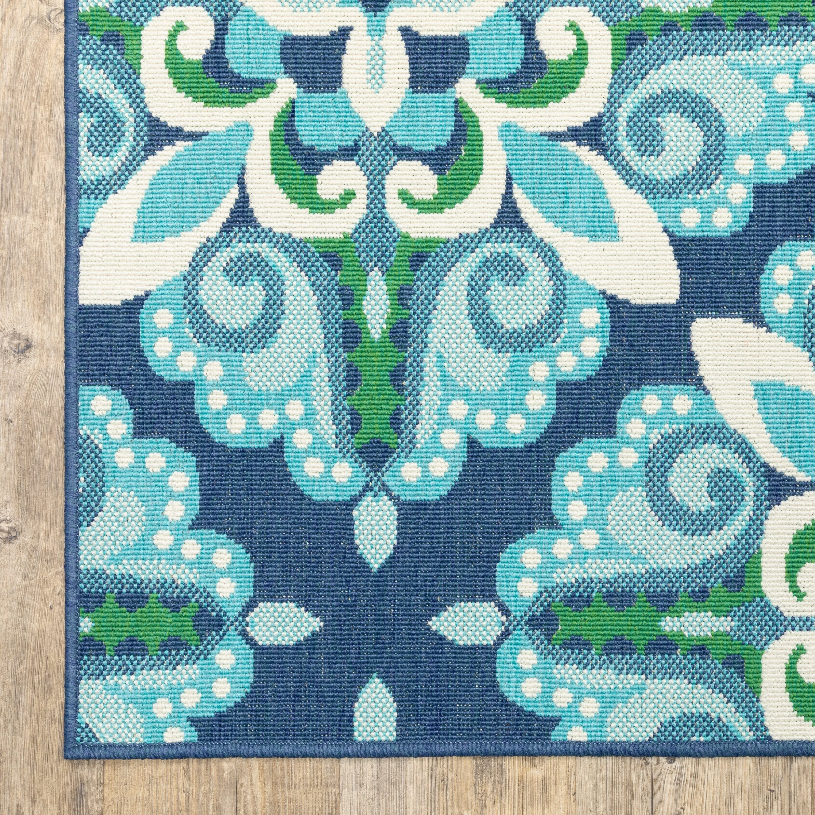 Vista Home Mackinac Medallion Blue/ Green Indoor-Outdoor Area Rug.