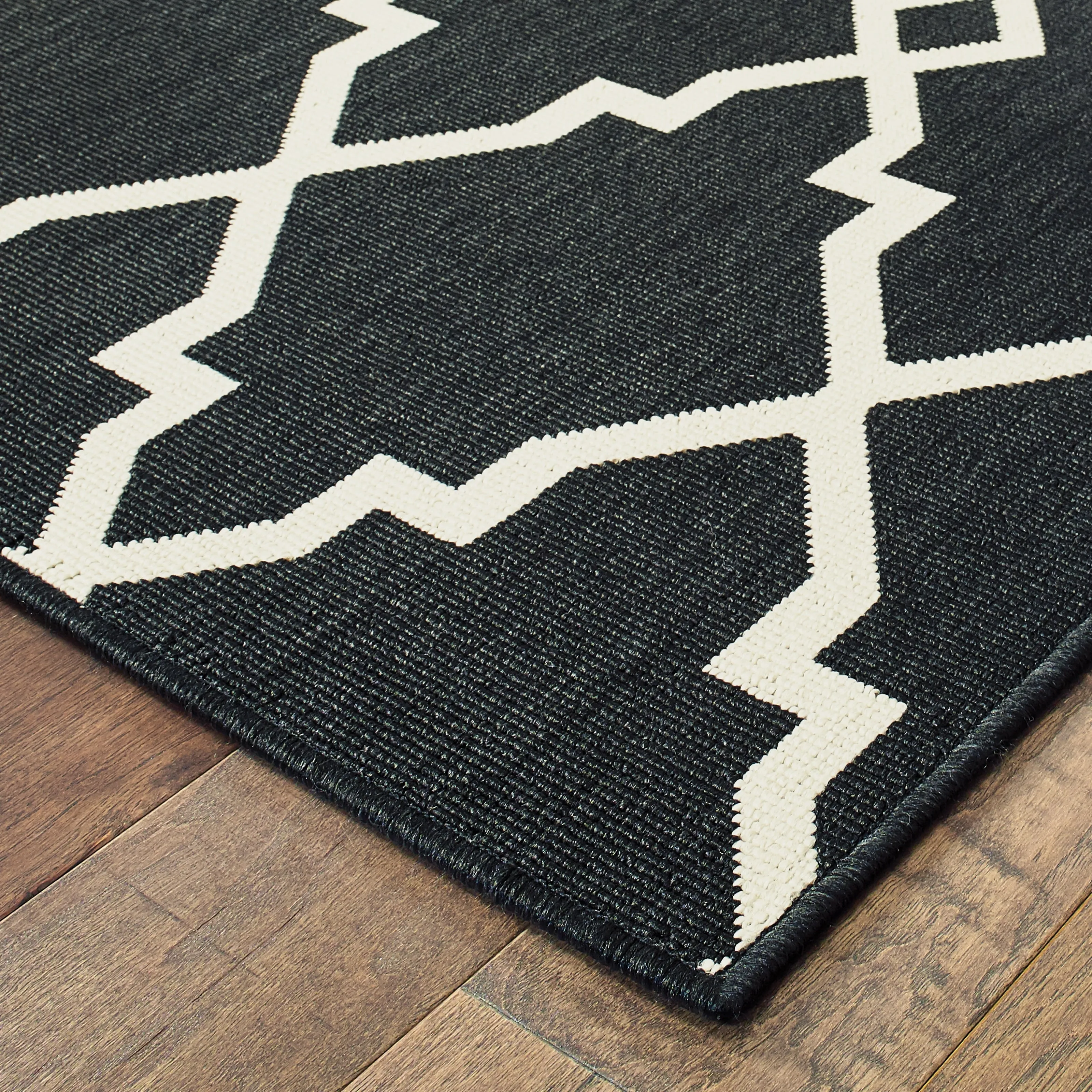 Vista Home Malta Lattice Black/ Off-White Indoor Outdoor Area Rug.