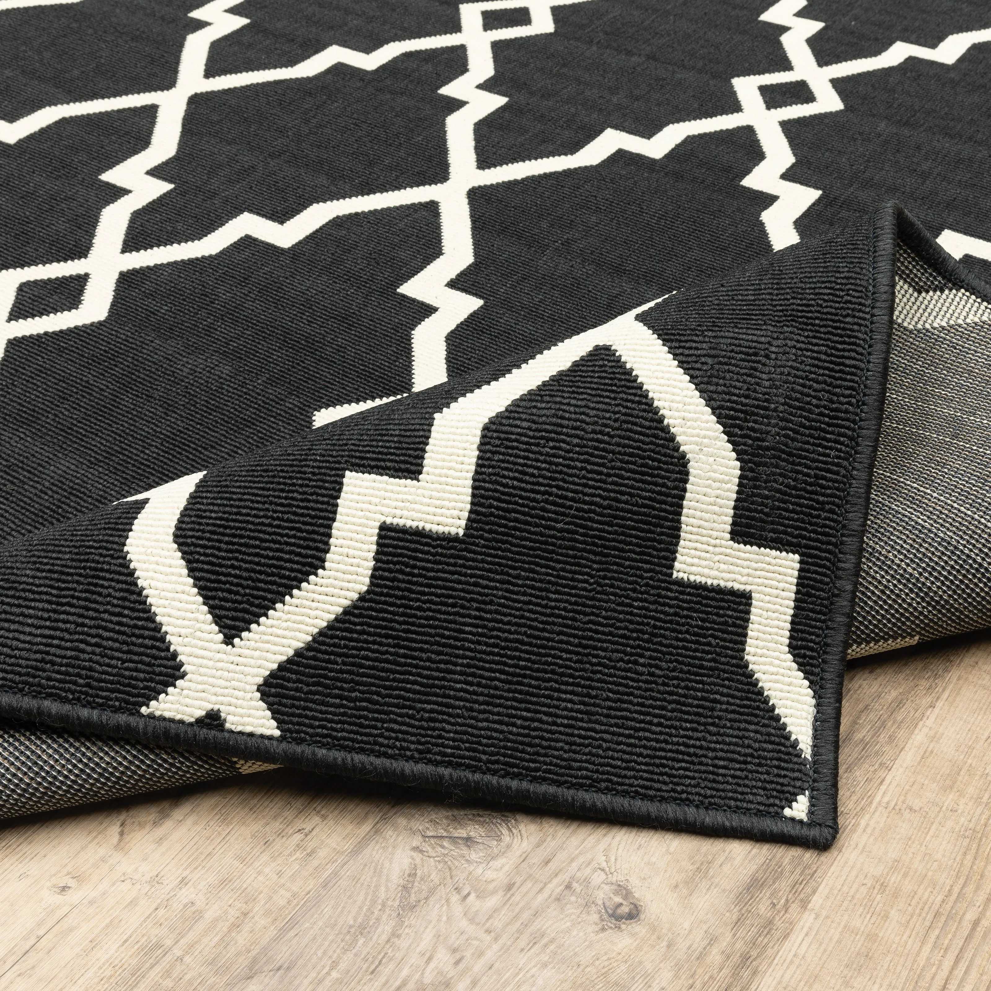 Vista Home Malta Lattice Black/ Off-White Indoor Outdoor Area Rug.