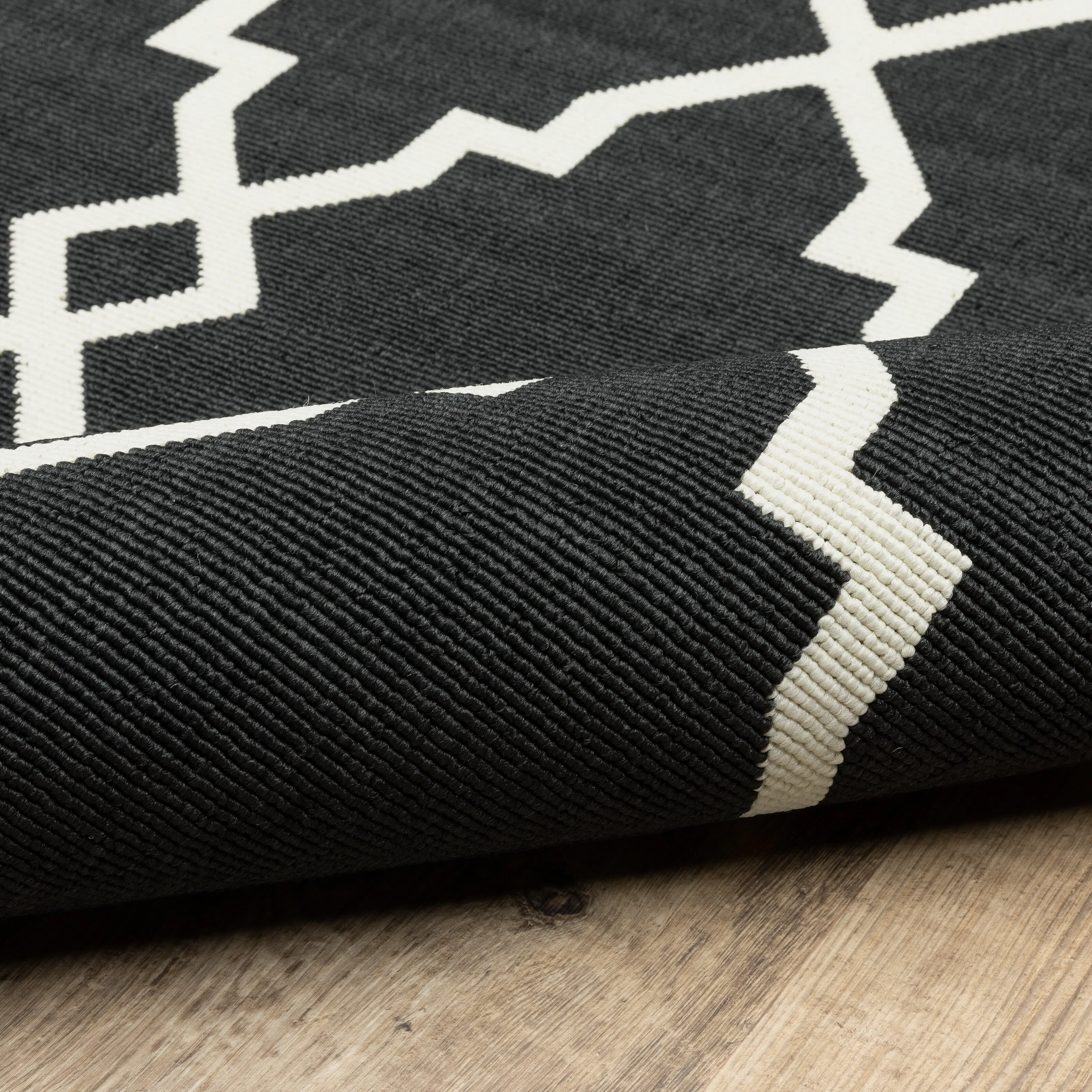 Vista Home Malta Lattice Black/ Off-White Indoor Outdoor Area Rug.