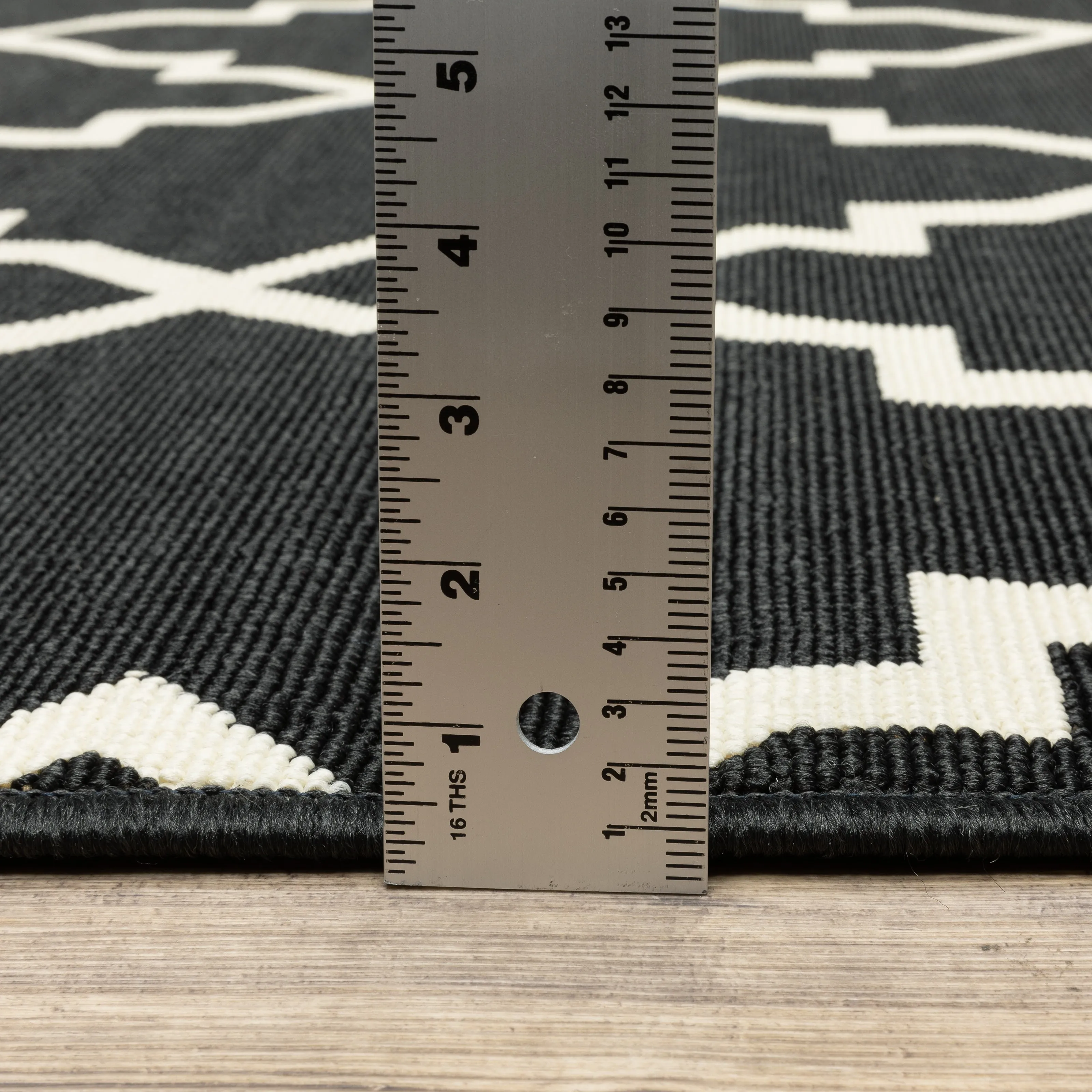 Vista Home Malta Lattice Black/ Off-White Indoor Outdoor Area Rug.