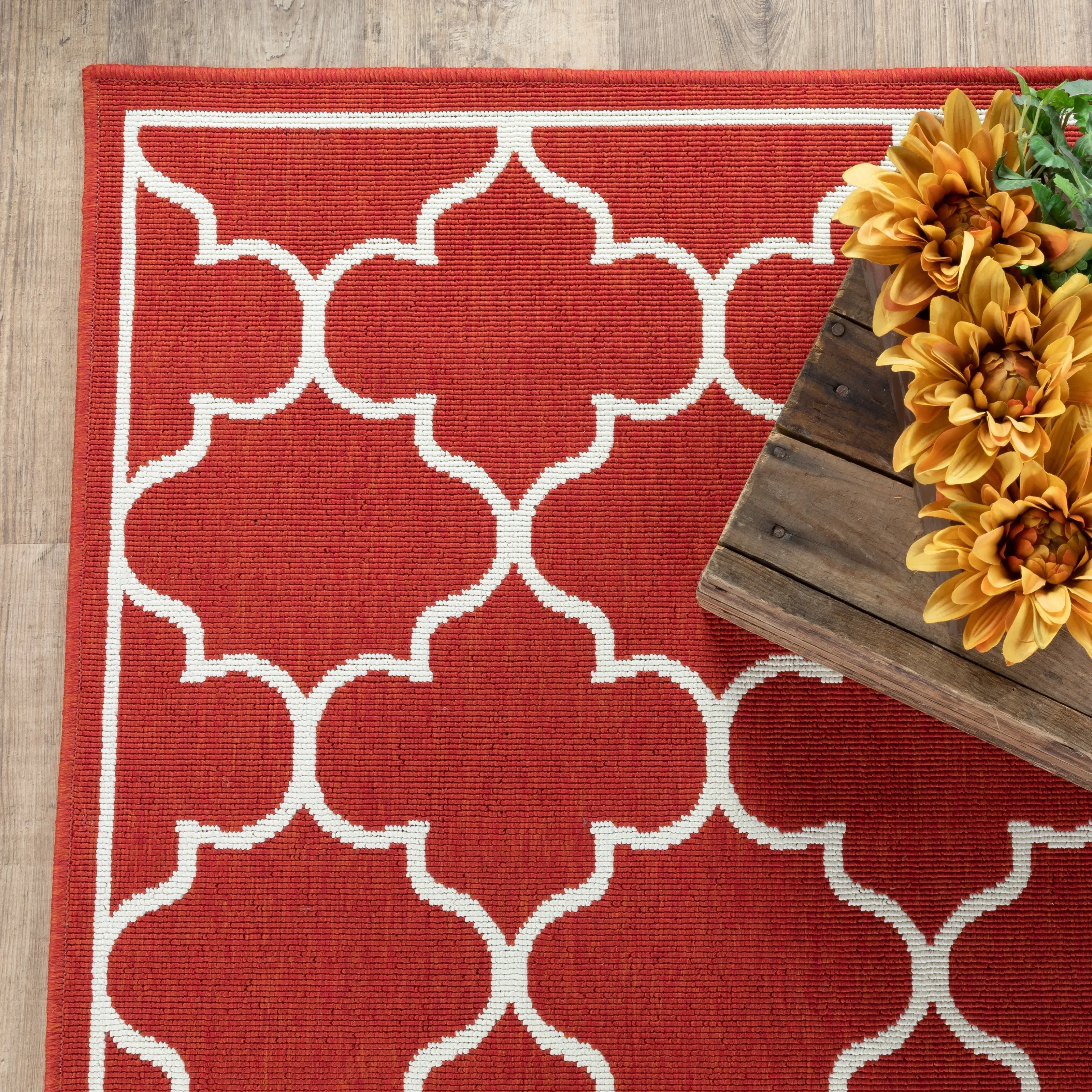 Vista Home Martinique Off-White/Brick Red Lattice Indoor/Outdoor Rug.